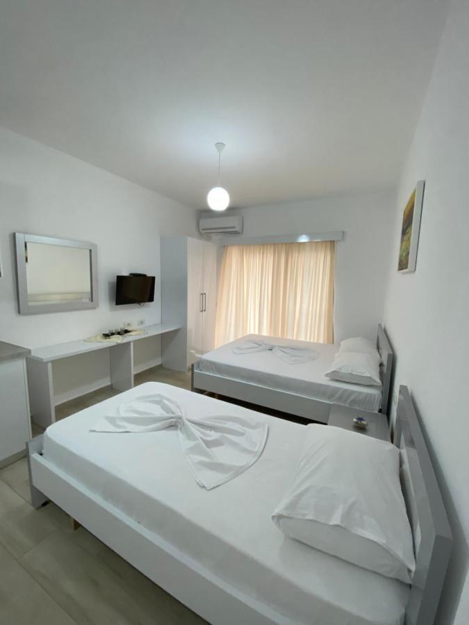 Hotel Andrea Sarande Bagian luar foto
